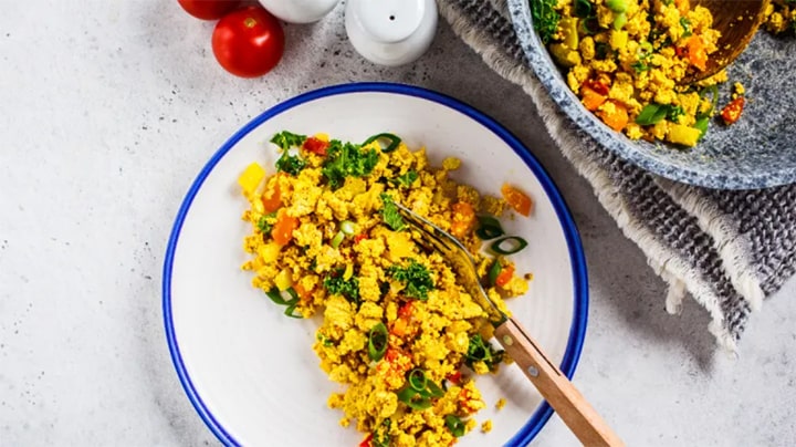 اسکرامبل توفو (پنیر سویا) صبحانه کم کالری