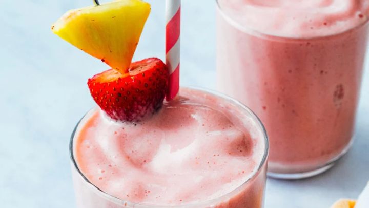 مراحل تهیه اسموتی توت فرنگی و آناناس