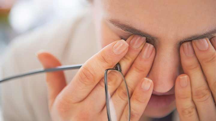 مراجعه به چشم پزشک از راهکارهای پیشگیری از خشکی چشم مراجعه به چشم پزشک از راهکارهای پیشگیری از خشکی چشم