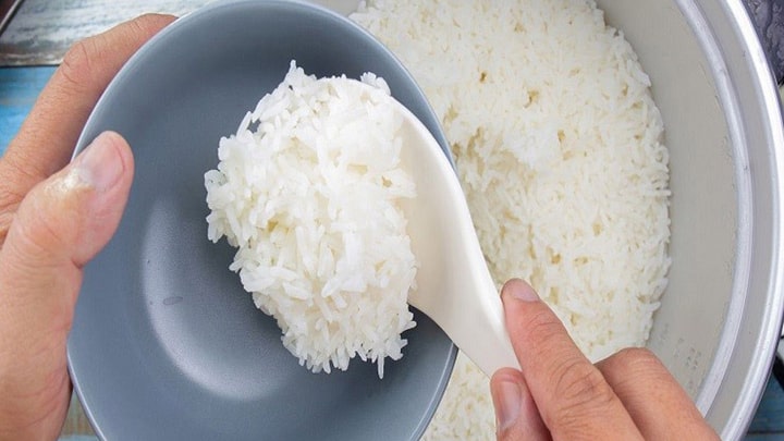 خوب نبودن جنس پلوپز برای چسبیدن برنج در پلوپز خوب نبودن جنس پلوپز برای چسبیدن برنج در پلوپز