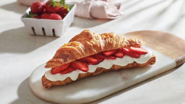 مراحل تهیه ساندویچ توت‌ فرنگی و پنیر خامه‌ای