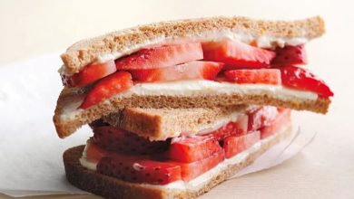 طرز تهیه ساندویچ توت فرنگی و پنیر خامهای: ساده و خوشمزه
