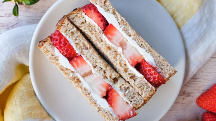 نکات و فوت و فن‌های تهیه ساندویچ توت فرنگی با پنیر خامه‌ای