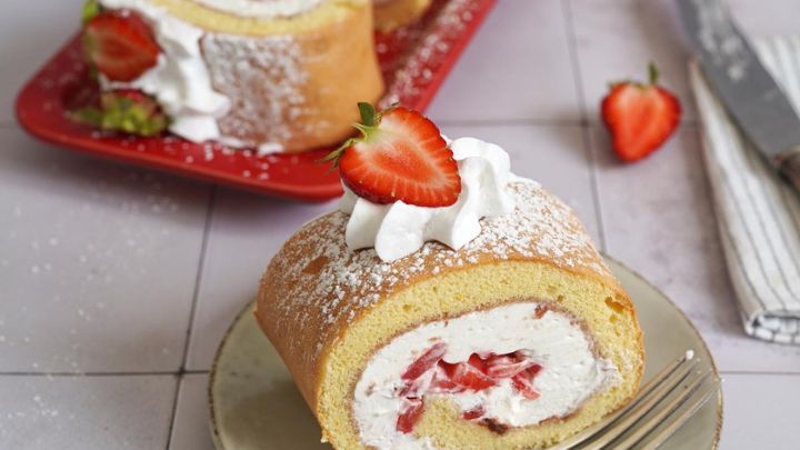 طرز تهیه رولت توت فرنگی و ماسکارپونه طرز تهیه رولت توت فرنگی و ماسکارپونه