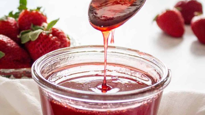 مراحل تهیه شربت توت فرنگی خانگی