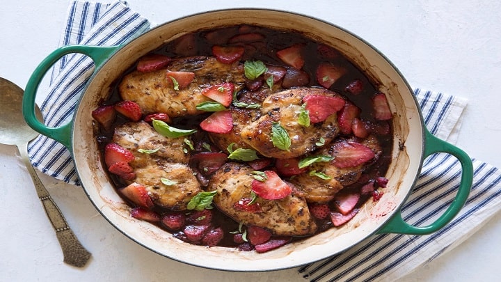 خورشت توت فرنگی با مرغ و با سس مخصوص خورشت توت فرنگی با مرغ و با سس مخصوص