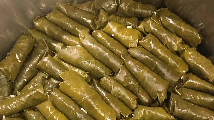 برای درست کردن دلمه برگ مو دلمه‌ها را به روش درستی بپیچید