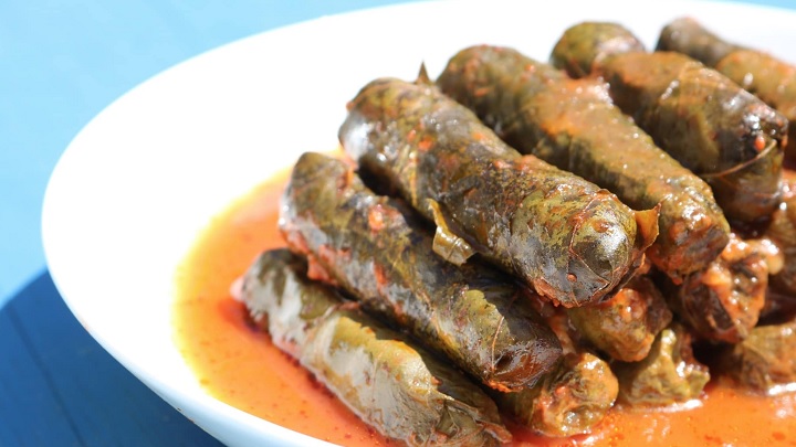 از آب گوشت استفاده کنید برای خوشمزه تر شدن دلمه برگ مو