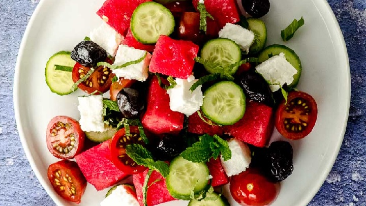 مراحل تهیه سالاد هندوانه با پنیر و خیار