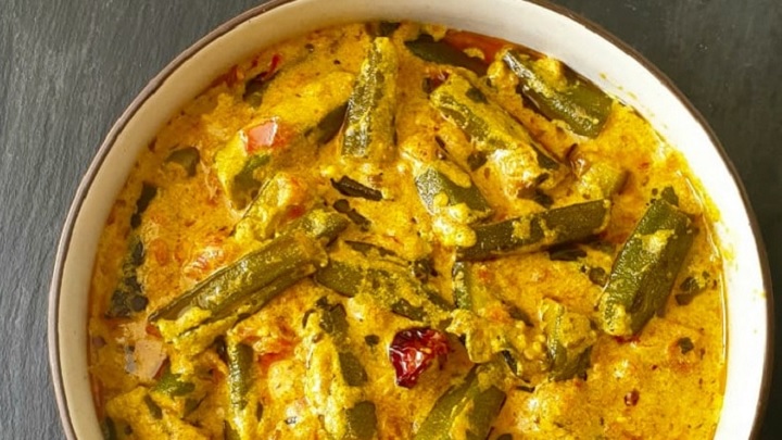 مراحل تهیه خوراک بامیه با کشک مراحل تهیه خوراک بامیه با کشک