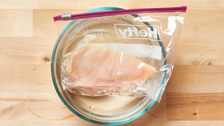 باز کردن یخ مرغ با آب سرد