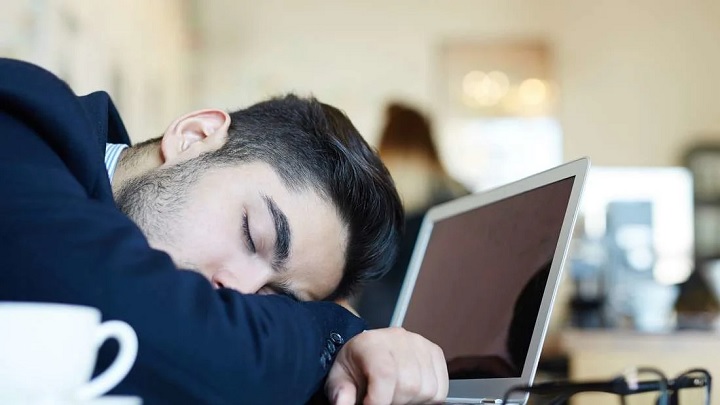 آب لیمو برای رفع خواب آلودگی آب لیمو برای رفع خواب آلودگی