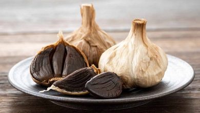 12 خواص و مضرات سیر سیاه