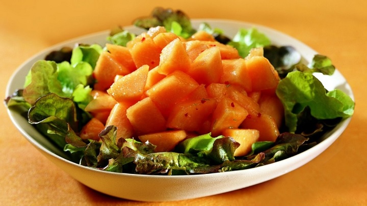 مراحل تهیه سالاد طالبی و سس کنجد