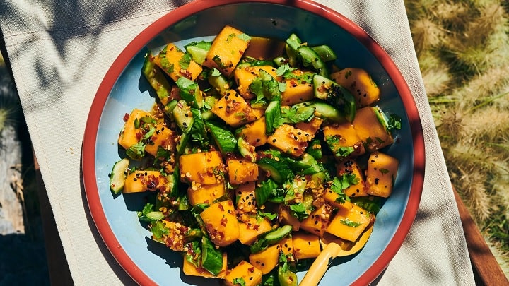 طرز تهیه سالاد طالبی و سس کنجد