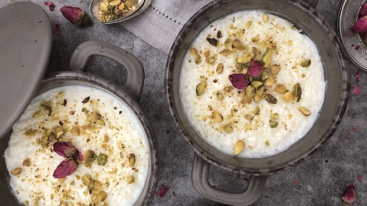 گل محمدی را به فرنی گل محمدی اضافه کنید گل محمدی را به فرنی گل محمدی اضافه کنید