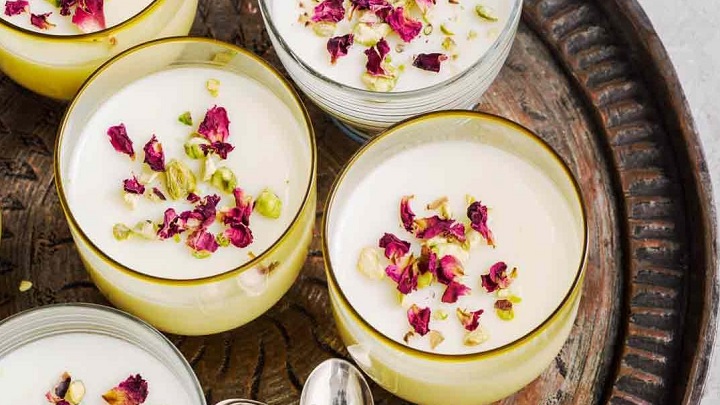 مراحل طرز تهیه فرنی گل محمدی مراحل طرز تهیه فرنی گل محمدی