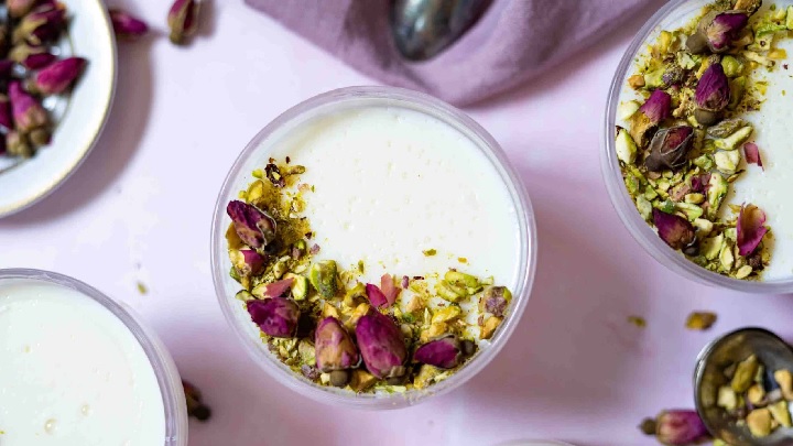 مراحل طرز تهیه فرنی گل محمدی مراحل طرز تهیه فرنی گل محمدی