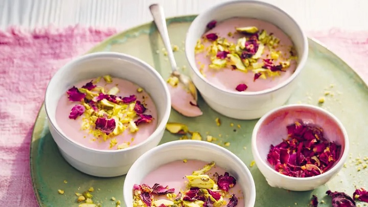 نکات و فوت و فنهای طرز تهیه فرنی گل محمدی نکات و فوت و فنهای طرز تهیه فرنی گل محمدی