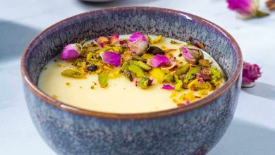 2 طرز تهیه فرنی گل محمدی؛ با آرد گندم و برنج