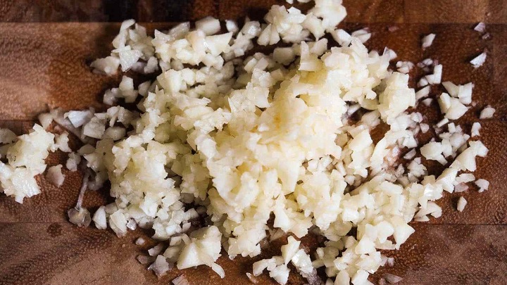 استفاده از سیر له شده و نمک برای عفونت دندان استفاده از سیر له شده و نمک برای عفونت دندان