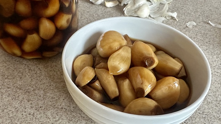 چرا نباید در مصرف سیر ترشی زیادهروی کنیم؟ چرا نباید در مصرف سیر ترشی زیادهروی کنیم؟