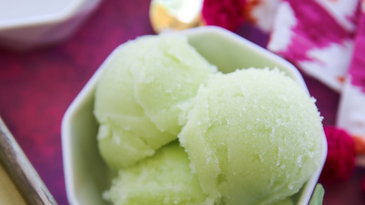 مراحل تهیه بستنی طالبی خانگی بدون ثعلب