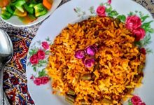 طرز تهیه لوبیا پلو با پودر گل محمدی؛ مرحله به مرحله