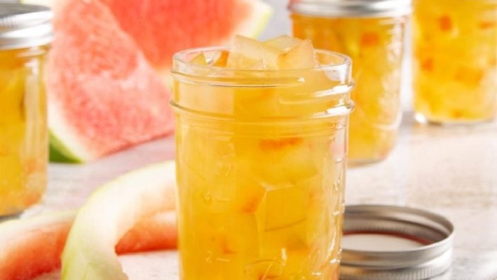 پوست هندوانه پخته شده را در قابلمه بریزید پوست هندوانه پخته شده را در قابلمه بریزید