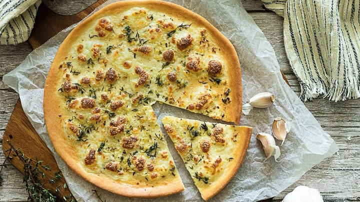 طرز تهیه نان سیر پیتزایی با خمیر طرز تهیه نان سیر پیتزایی با خمیر