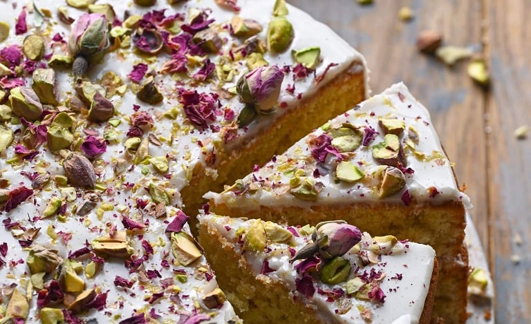 روغن مایع، شیر، گلاب و گل محمدی را اضافه کنید روغن مایع، شیر، گلاب و گل محمدی را اضافه کنید