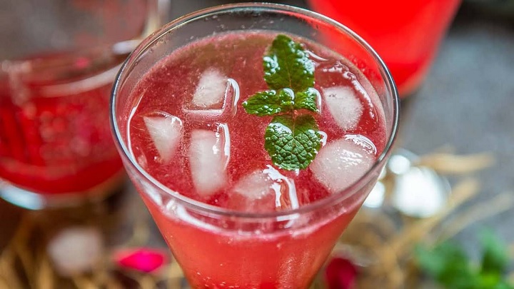 نکات و فوت و فنهای تهیه شربت گل محمدی نکات و فوت و فنهای تهیه شربت گل محمدی