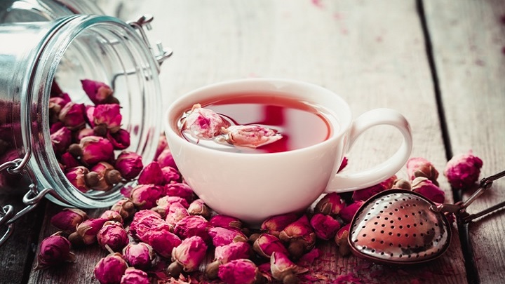 مراحل طرز تهیه دمنوش گلاب و دارچین