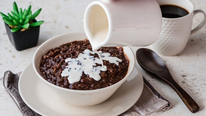 مواد لازم برای تهیه شیر برنج شکلاتی با خامه مواد لازم برای تهیه شیر برنج شکلاتی با خامه