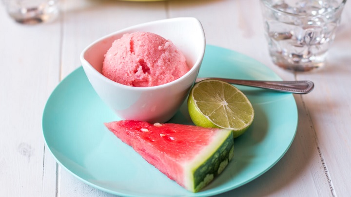 مراحل طرز تهیه بستنی هندوانه با شیر و خامه مراحل طرز تهیه بستنی هندوانه با شیر و خامه