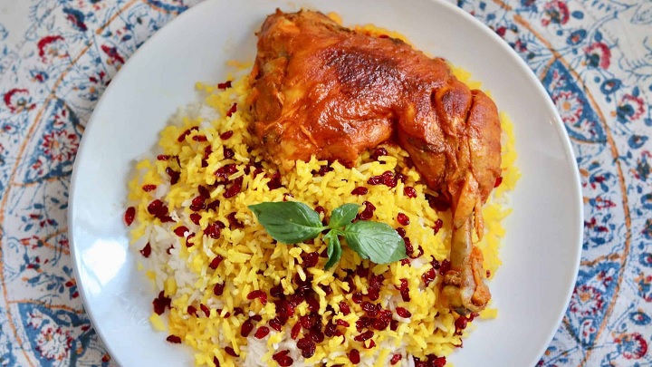 نحوه صحیح سرو زرشک پلو با مرغ مجلسی