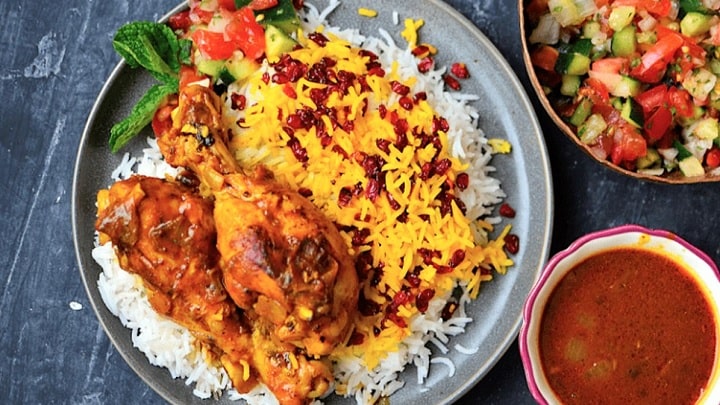 استفاده از برنج با کیفیت برای تهیه زرشک پلو با مرغ مجلسی