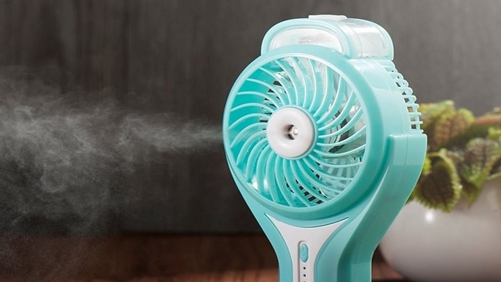 استفاده از پنکه برای خنک شدن در تابستان استفاده از پنکه برای خنک شدن در تابستان