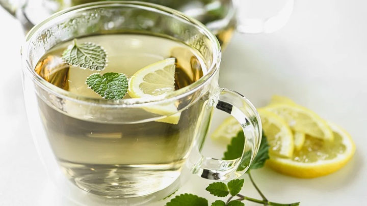 طرز تهیه دمنوش به لیمو برای کاهش استرس و اضطراب طرز تهیه دمنوش به لیمو برای کاهش استرس و اضطراب