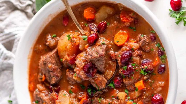 تنظیم چاشنی و سرو خورش آلبالو و سیب