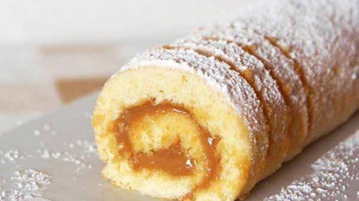 مراحل تهیه رولت زردآلو و پرتقال مراحل تهیه رولت زردآلو و پرتقال