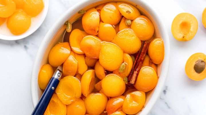 مراحل تهیه کمپوت زردآلو ساده