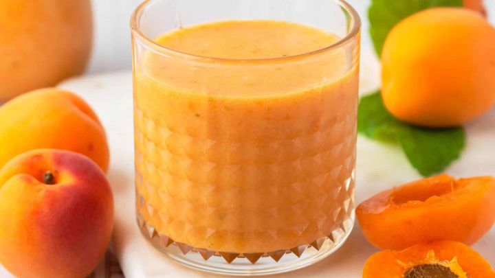 مراحل تهیه اسموتی زردآلو و موز