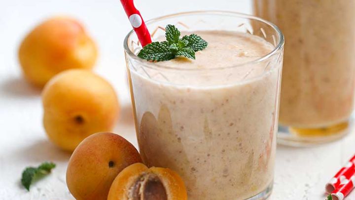 مراحل تهیه اسموتی زردآلو و گلاب