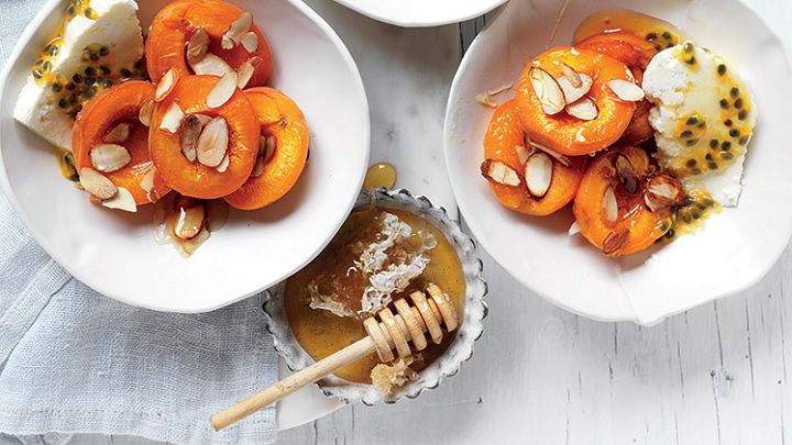 مراحل تهیه زردآلوی پخته با عسل