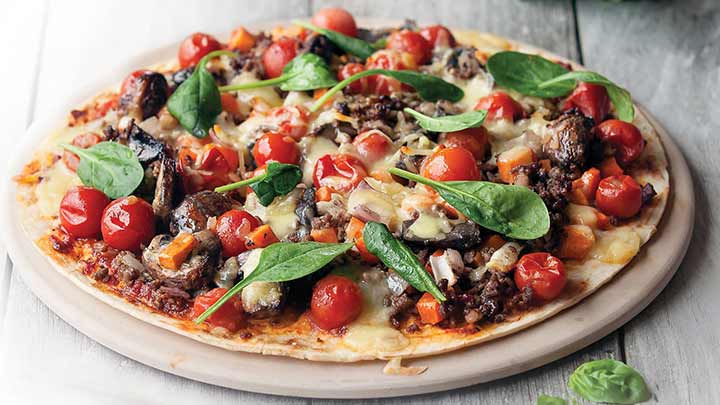 مراحل تهیه پیتزا ریحان و گوشت قلقلی برای شام