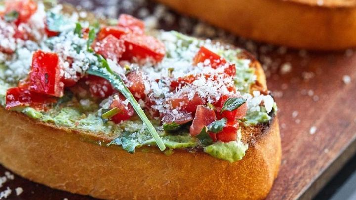 طرز تهیه پیتزا بروشتا با سبزیجات گریل شده