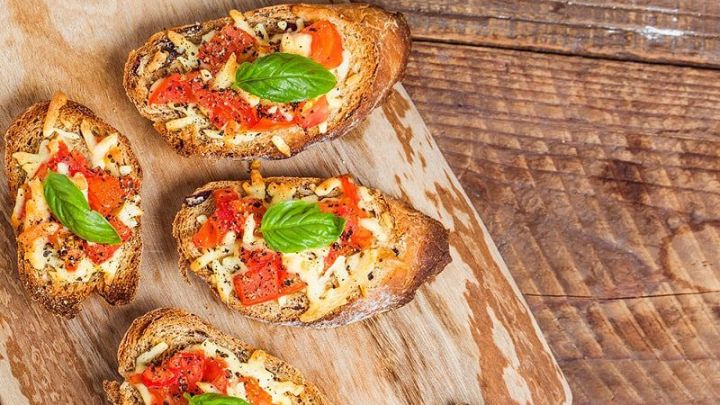 مراحل تهیه پیتزا بروشتا کلاسیک