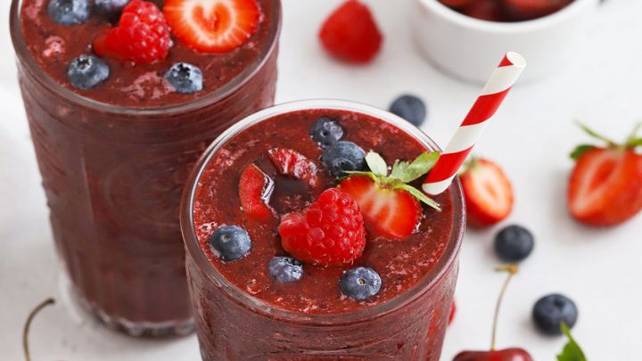 مراحل تهیه اسموتی آلبالو و توت فرنگی