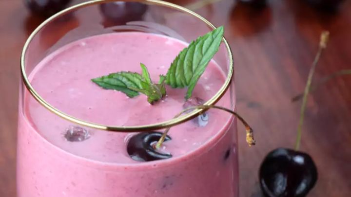 روش اول: طرز تهیه میلک شیک گیلاس ساده روش اول: طرز تهیه میلک شیک گیلاس ساده